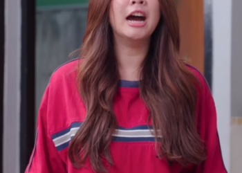 T0702266 หญ งคนน กำล งหน บางอย าง แต ทำไมพวกเขาสองคนถ งม สร อยคอเหม อนก part 2